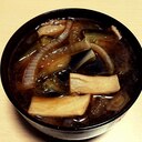 キノコが香る赤だし味噌汁